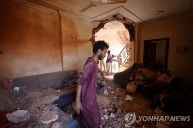 수단 정부군과 준군사조직인 신속지원군간 무력충돌 속에 수도 하르툼의 한 건물이 부서져 있다. 로이터 연합뉴스