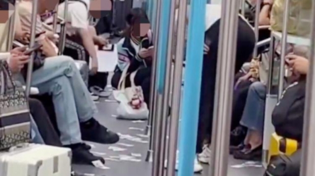 중국 항저우 지하철 19호선에서 한 남성이 전단지를 배포하던 중 현금 다발을 공중에 뿌려 이 일대가 한 동안 혼란에 빠졌다. 출처 웨이보