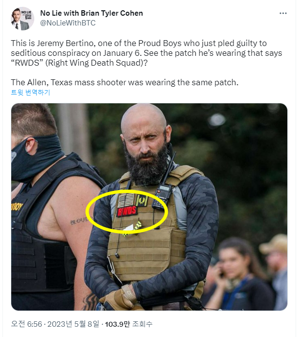 미국 내에서 가장 활발히 활동하는 극우단체인 ‘프라우드 보이스’(Proud Boys)의 한 조직원이 ‘RWDS’가 적힌 조끼를 입은 모습. 텍사스 총기 난사범도 같은 문구가 적힌 조끼를 입고 있었다.