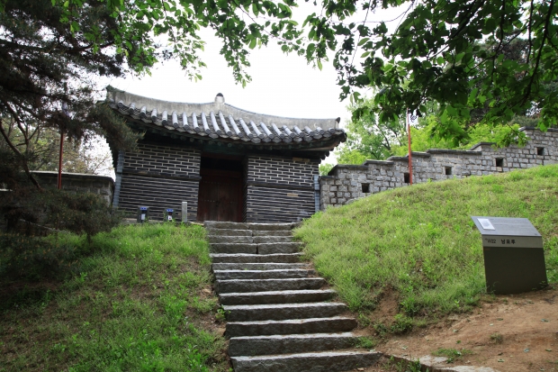 우영우 김밥집에서 도보로 15분 거리에는 수원 남포루는 ‘스물하나 스물다섯’ 마지막 회에서 나온 곳으로 봄철 벚꽃길로 유명한 곳이다. 사진: 경기관광공사.