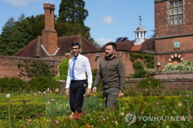 볼로디미르 젤렌스키 우크라이나 대통령(오른쪽)과 리시 수낵 영국 총리가 15일(현지시간) 런던 서북부 엘스버러 인근 총리 지방 관저 체커스 정원을 함께 거닐고 있다. 이날 영국 총리실은 우크라이나에 방공미사일과 장거리 공격용 무인기 수백 대 등을 제공한다고 밝혔다. 2023.05.15 연합뉴스
