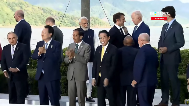 앞줄에 선 윤 대통령…G7 확대 세션 후 기념 사진 촬영 직후 박수를 치는 윤석열 대통령과 각국 정상들. 생중계 영상 캡처