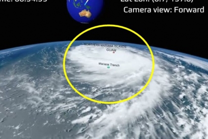 [지구를 보다] 괌을 삼키다…우주정거장에서 본 슈퍼태풍 ‘마와르’