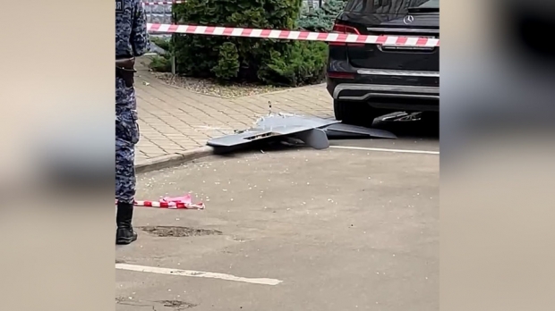 레닌스키 대로 아파트를 타격한 드론 잔해의 모습. 이 드론의 폭발물은 터지지 않았다. / 사진=샷 텔레그램