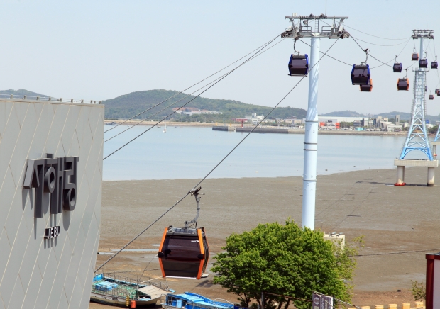 제부도는 전곡항을 왕복하는 서해랑 케이블카를 타면 시원스레 뻗은 바다의 풍경과 크고 작은 섬들을 내려볼 수 있다. 사진 : 경기관광공사