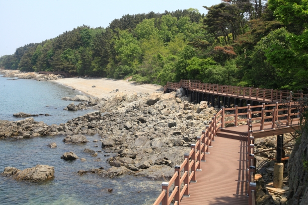 국화도에는 해변 풍경을 제대로 즐길 수 있도록 해안선을 따라 데크길이 마련되어 있다. 사진 :경기관광공사