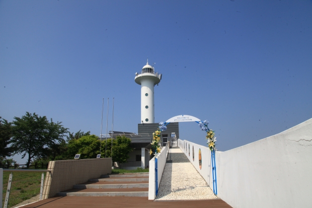 입파도 선착장에서 섬 정상에 오르면 2007년 처음 점등한 입파도 등대를 만날 수 있다. 사진 :경기관광공사