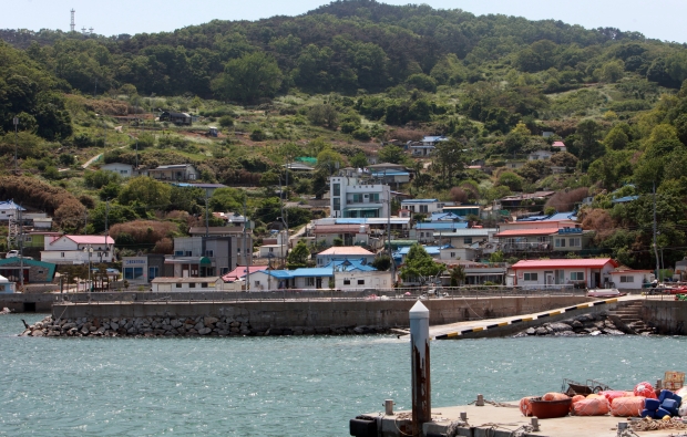풍도 곳곳에는 신비한 생명을 발산하는 야생화가 펼쳐져 있고, 어족자원이 풍부해 사시사철 주말이면 사진가와 낚시인들의 발길이 이어진다. 사진:경기관광공사