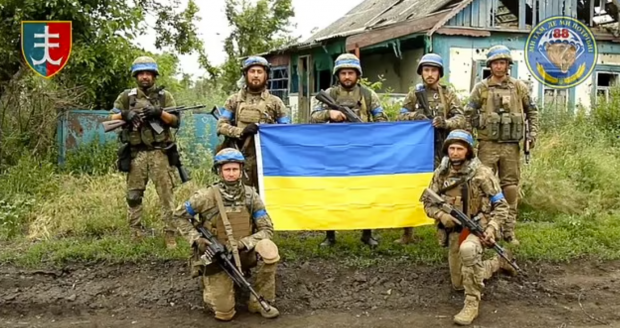 우크라이나군은 대반격이 시작된 후 남동부 전선에서만 7개 마을을 탈환하는 데 성공했다고 밝혔다. 탈환한 마을에서 우크라이나 국기를 든 군인들. 로이터 연합뉴스