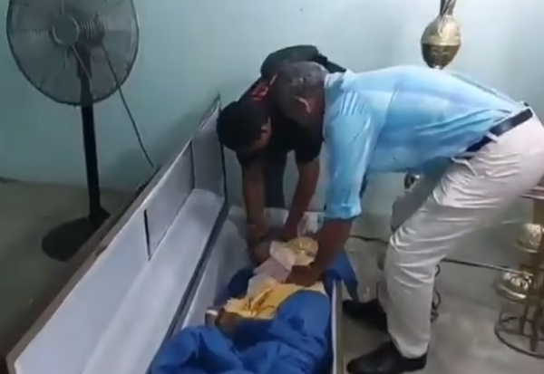 관 안에서 눈을 뜬 에콰도르 70대 여성(사진)의 당시 모습.