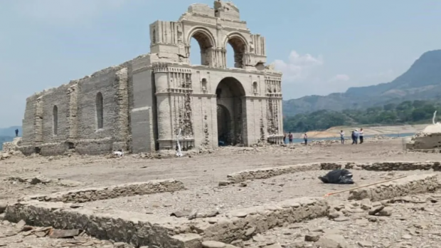 1966년 저수지가 완공으로 물속에 잠겼던 멕시코의 한 교회가 최근 가뭄으로 수위가 낮아지면서 모습을 드러냈다.