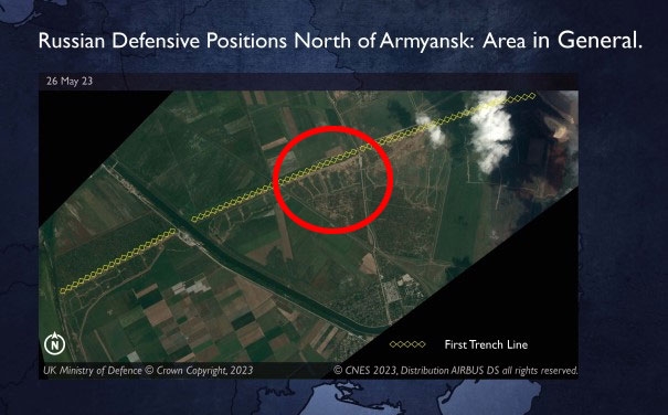 공유된 위성 사진에는 높이 1.2m의 대전차 장애물이 일렬로 늘어선 모습이 표시돼 있다. 그런데 이곳(빨간색 동그라미)을 확대해보니 방어선은 한 줄이 아니라 두 줄로 구축돼 있다는 것을 볼 수 있다./ 사진=DI