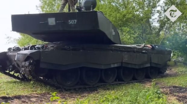 우크라이나군이 전장에 배치된 영국 주력전차 챌린저2의 모습을 최초로 공개했다. 영국 텔레그래프 영상 캡처