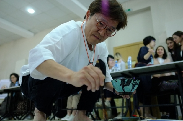 한규동 작가가 지난 3일 조지아 아메리칸 대학교(GAU)에서 한글캘리그라피를 선보이고 있다.