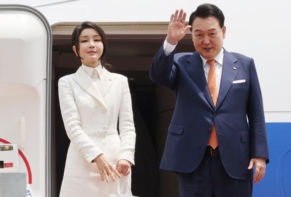 윤석열 대통령과 김건희 여사가 리투아니아에서 열리는 북대서양조약기구(NATO.나토) 정상회의 참석과 폴란드 방문을 위해 10일 성남 서울공항에 도착, 출국전 공군 1호기에서 인사하고 있다. 연합뉴스