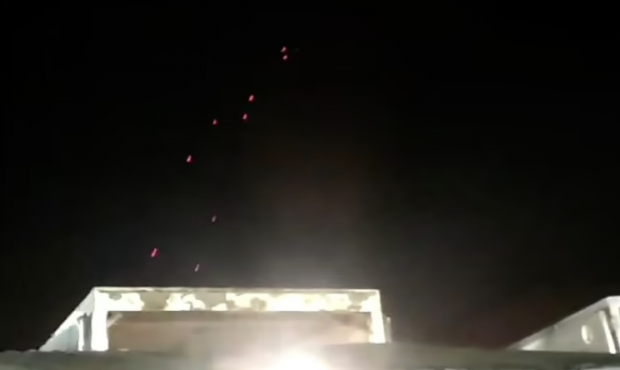 2023년 7월 16일, 러시아가 점령한 크림반도의 항구도시 세바스토폴에 드론 공습이 시작되자 러시아군이 이를 요격하고 있다