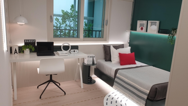 전체적인 베이지와 화이트톤에 그린컬러의 벽패널과 레드컬러의 쿠션으로 포인트를 주었다.