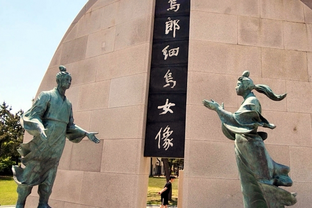 포항 호미곶 해맞이 광장에 가면 연오랑과 세오녀 동상을 만날 수 있다.