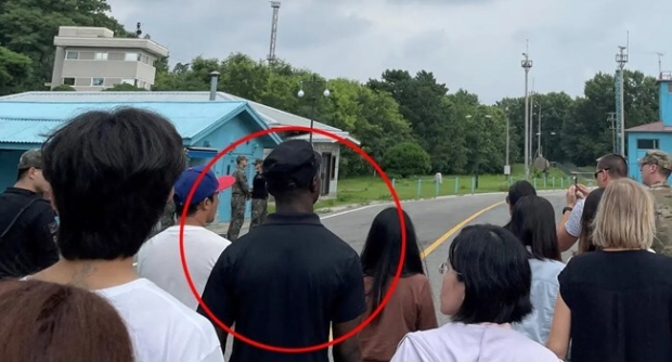 다른 관광객들과 함께 서 있는 킹 이병(원 안)의 뒷모습. 뉴질랜드 출신의 관광객 사라 레슬리가 촬영했다. AP 연합뉴스