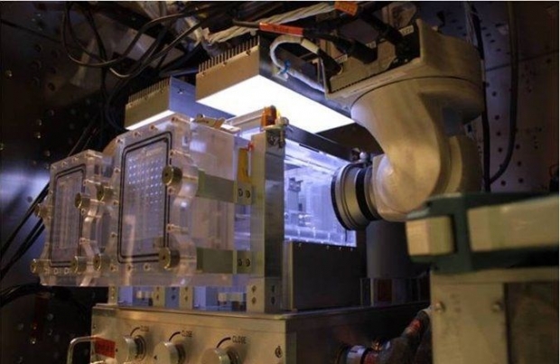 국제 우주정거장에서 어류 연구를 가능하게 한 일본 우주국 시설인 수생 서식지(AQH). NASA