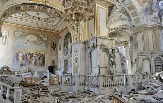 러시아군이 22일(이하 현지시간) 저녁부터 23일 새벽까지 남부 항구도시 오데사를 재차 공격하면서 1명이 사망하고 22명이 부상하는 등 인명피해가 발생했다. 또 유네스코 세계문화유산으로 등재된 구역 내에 있는 200년 역사의 대성당이 크게 파손됐다. 로이터 연합뉴스