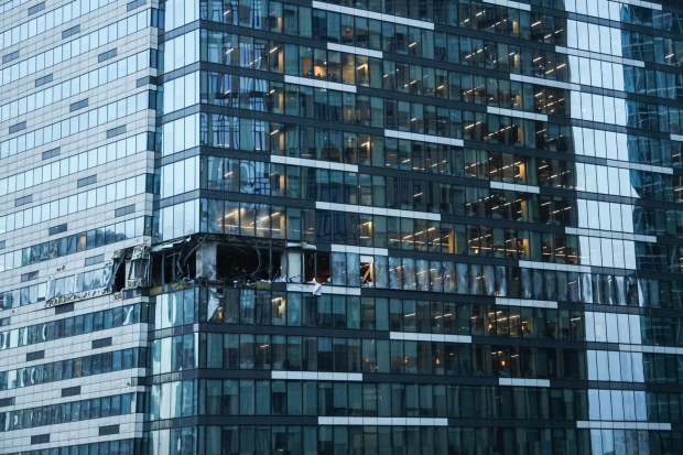 우크라이나의 드론 1기가 러시아 수도 모스크바의 상업 지구로 추락해 ‘IQ-쿼터’라는 건물 1동(타워-3)의 5~6층 외벽이 파손됐다. / 사진=타스 연합뉴스