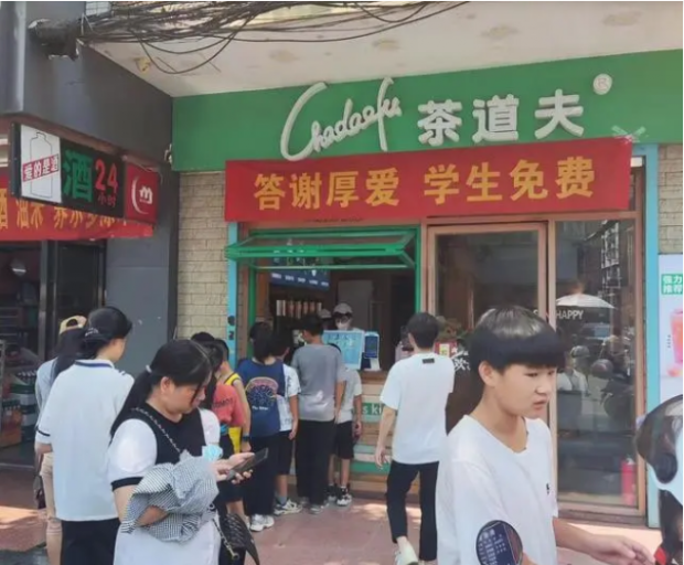 밀크티를 운영하는 부모를 도와 독학으로 중국 명문대를 입학한 19세 소년의 소식이 현지 매체에 실려 화제가 됐다. 출처 웨이보