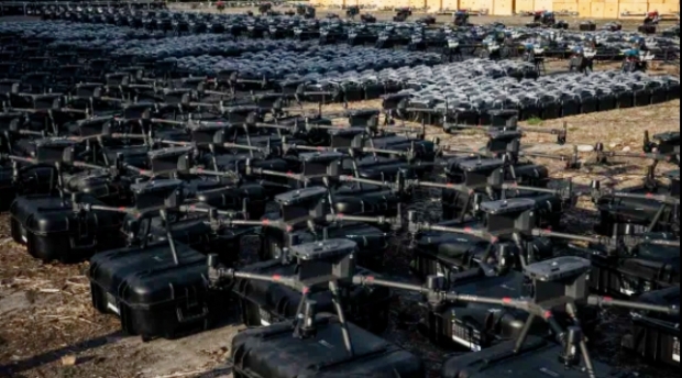 2023년 7월 말, 우크라이나 최전선으로 향하기 위해 대기 중인 드론 1700대와 우크라이나 군 관계자 AP 연합뉴스