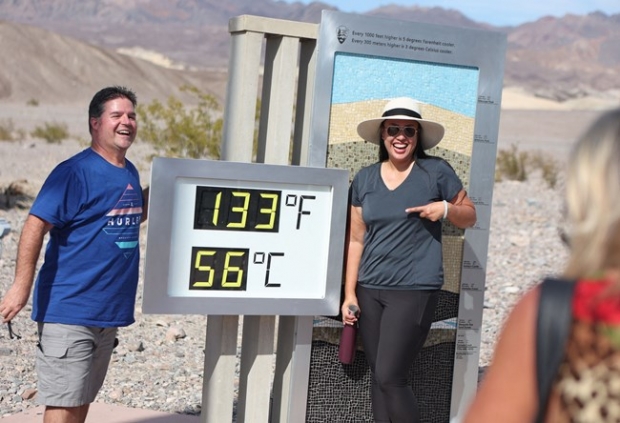 세계에서 가장 건조한 곳 중 하나로 꼽히는 미국 데스밸리(Death valley)에서 기념사진을 촬영중인 관광객들의 모습. AFP 연합뉴스