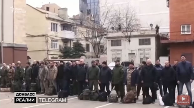 우크라니아의 러시아 점령지에서 강제적으로 동원된 남성들의 모습. / 사진=라디오 스보보다 유튜브