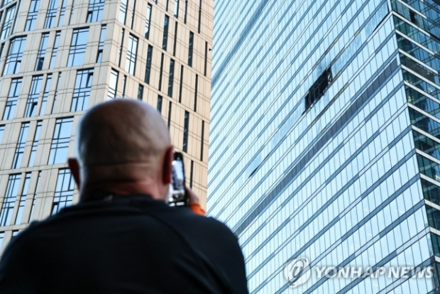 드론 공격에 창문 깨진 모스크바 고층건물 타스 연합뉴스