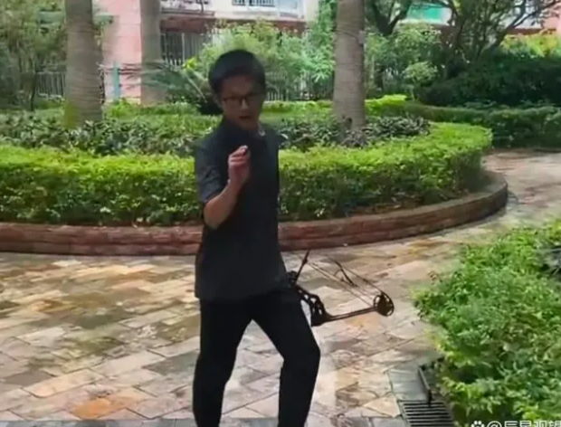 중국 선전의 한 아파트 단지에서 활과 화살로 길고양이을 골라 쏴 죽인 20대 남성(사진)의 자랑하는 듯한 모습의 영상이 SNS에 공유돼 공분을 샀다. 출처 웨이보