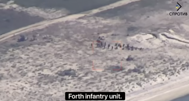 우크라이나군이 발사한 하이마스 5대 중 1대에 맞아 최대 수 백명이 사망한 것으로 알려진 러시아 보병부대. 공습을 받기 직전의 모습