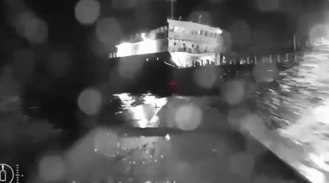 우크라이나 해상드론이 러시아 유조선 SIG를 공격하는 모습