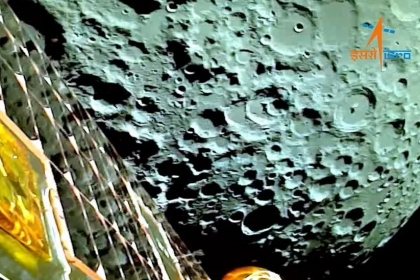 [우주를 보다] 인도 달 착륙선 ‘첫 번째 달 사진’ 보내