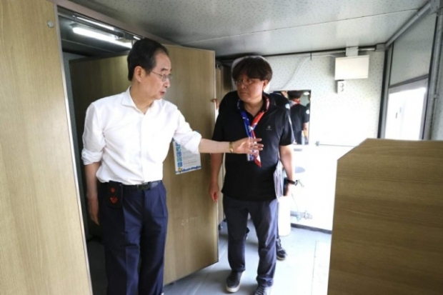 한덕수 국무총리가 6일 전북 부안 2023 새만금 세계잼버리 현장을 방문한 가운데 시설을 점검하고 있다. 사진=총리실 제공