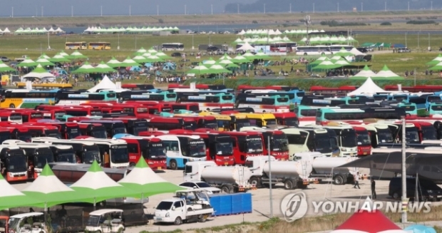 태풍 ‘카눈’의 북상으로 2023 새만금 세계스카우트 잼버리 야영장을 떠나는 잼버리 대원들을 태우기 위한 버스들이 8일 전북 부안군 잼버리 대형 주차장에 집결해 있다. 2023.8.8 연합뉴스