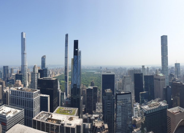 록펠러 센터 전망대에서 바라본 펜슬타워들의 모습. 왼쪽부터 센트럴파크 타워(Central Park Tower), 원57(One57), 스테인웨이 타워(Steinway Tower), MoMA 익스텐션 타워(MoMA Expansion Tower), 432 파크 애비뉴( 432 Park Avenue).