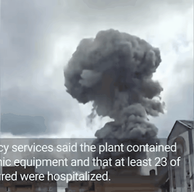 9일(현지시간) 오전 러시아 수도 모스크바 인근 세르기에프 포사드시(市)의 한 광학 및 기계 공장 내의 불꽃놀이 장비 창고에서 대형 폭발이 발생했다. 사진은 폭발 현장. 유튜브 캡처