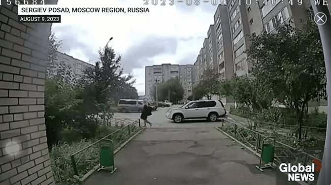 9일(현지시간) 오전 러시아 수도 모스크바 인근 세르기에프 포사드시(市)의 한 광학 및 기계 공장 내의 불꽃놀이 장비 창고에서 대형 폭발이 발생했다. 영상은 폭발 현장 인근의 CCTV에 찍힌 폭발 당시 모습.