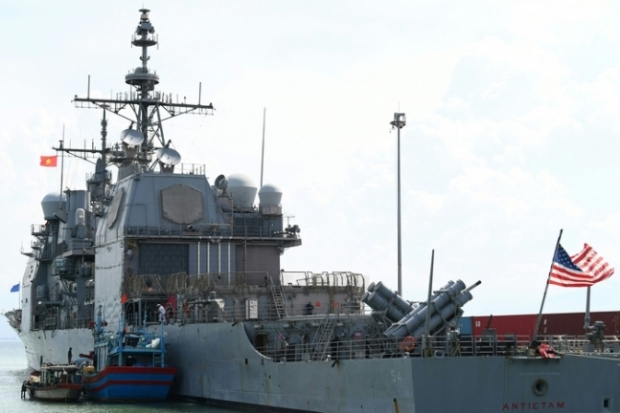 지난 6월25일(현지시간) 미 해군의 USS 로널드 레이건 항공모함의 항모전단인 미사일 순양함 USS 엔티텀호가 군사 훈련을 위해 베트남 다낭의 티엔사 항구에 정박하고 있다. AFP연합뉴스