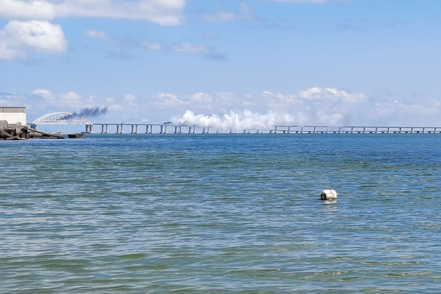 2023년 8월12일(현지시간) 크림대교에서 연기가 보인다. 러시아 국방부는 이날 크림대교를 공격하기 위해 발사된 우크라이나 S-200 미사일을 요격했다고 보고했다. / 사진=타스 연합뉴스