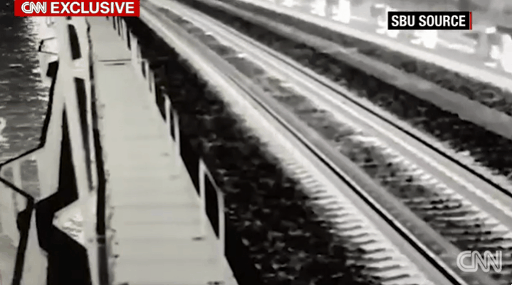 7월 17일(러시아 현지시간) 크림대교를 공습하는 우크라이나군의 해상드론(왼쪽) 작전 당시 모습