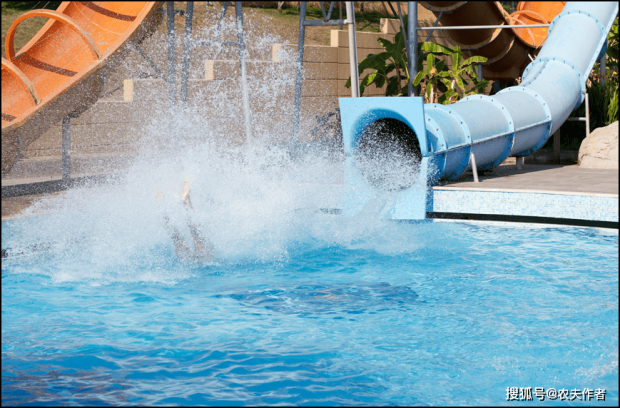 중국 후난성 소재의 유명 워터파트에서 배수구 안으로 빨려 내려간 피해자는 배수구로 연결된 또 다른 수영장 시설에서 시신으로 발견됐다.사진: 웨이보