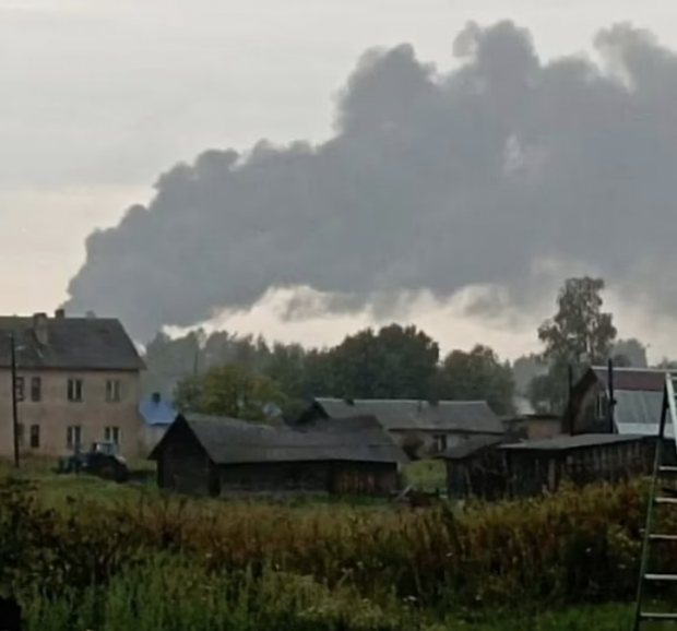 러시아 연방 노브로고트의 공군 기지에 서 있던 러시아 공군의 전략폭격기 한 대가 우크라이나의 드론 공습을 받아 전소됐다. 당시 쏟아진 연기는 몇 km 밖에서도 목격(사진) 됐다.