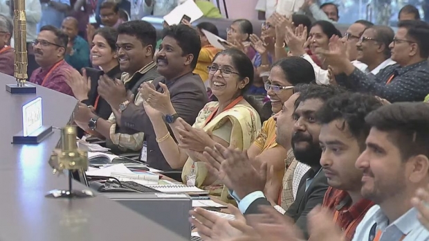 2023년 8월 23일 찬드라얀 3호가 성공적으로 달에 착륙한 후 ISRO 임무 관제들이 박수를 치고 있다.(출처: ISRO via YouTube)