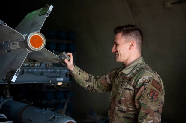 미 군수 시스템 전문가이자 미 공군 장교인 캐넌 리츨러가 AIM-9M 사이더와인더 미사일로도 알려진 공대공 미사일을 검사하고 있다. / 사진=미 국방부
