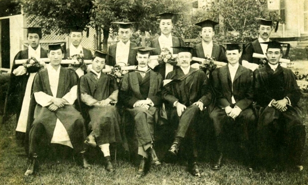 몽골에서 독립운동을 하며 의술 펼친 이태준 선생의 세브란스의학교 2회 졸업 기념 사진(1911년 6월). 뒷줄 왼쪽에서 네 번째가 이태준 선생. 국가보훈처 제공