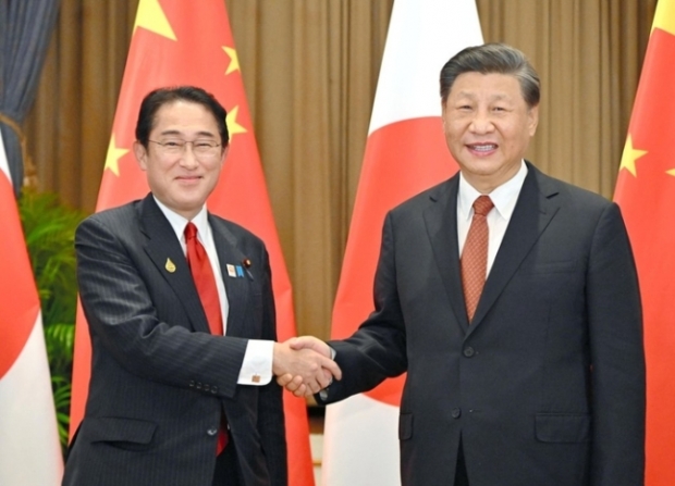 기시다 후미오(왼쪽) 일본 총리와 시진핑 중국 국가주석이 지난해 11월 17일 APEC 정상회의가 열린 태국 방콕에서 만나 회담 전 악수하고 있다.