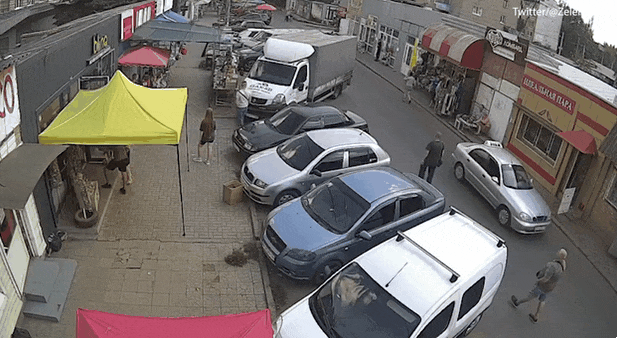 현지시간으로 6일, 도네츠크주 코스티아니우카의 한 시장 거리에 러시아군 미사일이 떨어지면서 최소 17명이 사망하고 수십 명이 부상했다. 영상은 미사일 폭격이 발생한 순간. EPA 연합뉴스